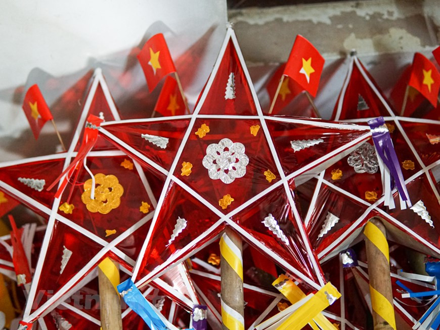 Uno de los eventos más populares dedicados a la infancia en Vietnam es la Fiesta del Medio Otoño, ligada indisolublemente a los artesanos que le acompañaron durante años en la preservación de los valores tradicionales. Las linternas de mediados de otoño fueron una vez la alegría y la emoción de muchos niños vietnamitas. Se pensó que esta característica cultural tradicional se desvanecería gradualmente debido al desarrollo social. Sin embargo, hoy en día, ha vuelto a ser popular entre los clientes. Esto motiva a los faroleros, como Nguyen Thi Tuyet, a seguir preservando y desarrollando la artesanía tradicional, y contribuye a aumentar los ingresos de los trabajadores rurales. (Foto: Vietnam+)