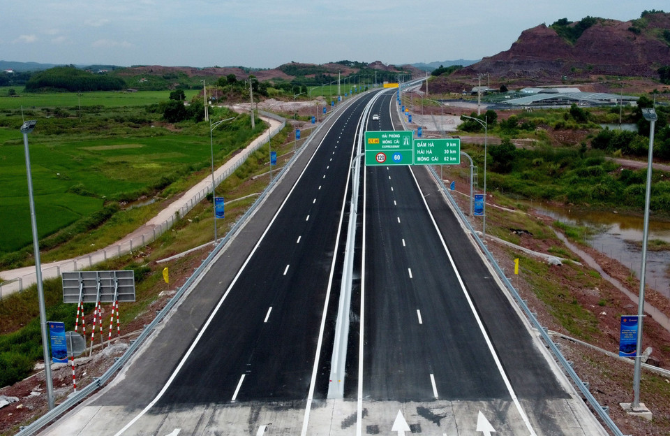 La autopista Van Don - Mong Cai se inauguró oficialmente y entró en funcionamiento después de más de 2 años de construcción (Foto: VNA)