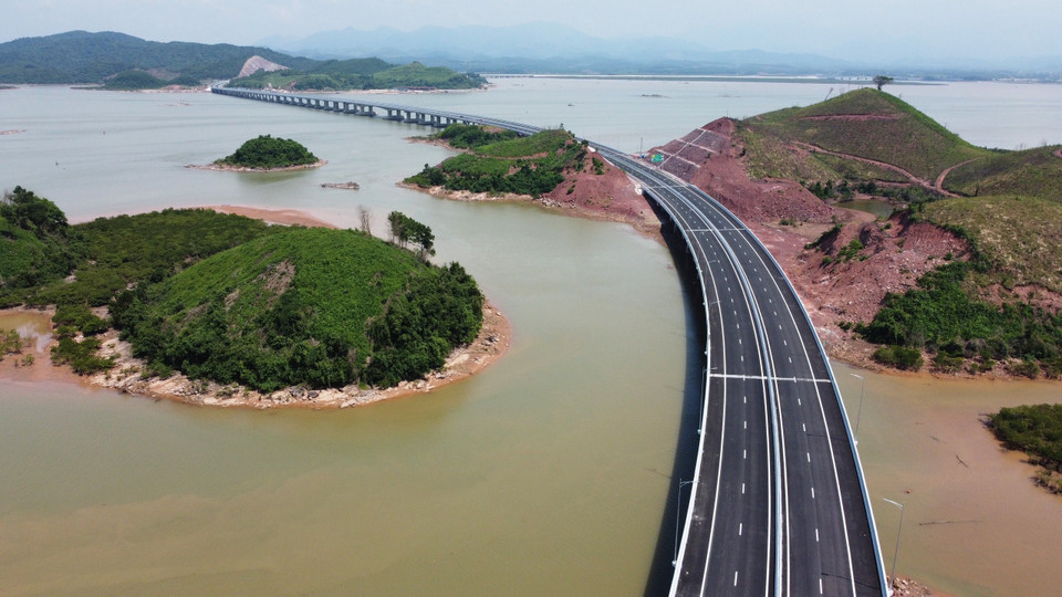 El puente Van Tien, en la carretera Van Don - Mong Cai, tiene una longitud de más de 1,5 kilómetros y conecta los dos distritos de Van Don y Tien Yen (Foto: VNA)