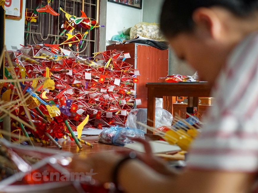 Todos los productos se agotaron tras su fabricación; pues luego de muchos años de ausencia, los juguetes tradicionales han vuelto a popularizarse. Algunos empresarios incluso pagaron por adelantado, pero los aldeanos estaban demasiado ocupados para cumplir con los pedidos. El Festival del Medio Otoño es una festividad anual celebrada por varios países en Asia, tales como China, Vietnam, Corea del Sur y Japón. Cada sitio tiene su costumbre diferente en la fiesta. En Vietnam, el Festival del Medio Otoño propicia una ocasión para que los miembros de la familia se reúnan, y los niños se diviertan con sus juguetes en las calles, donde por estos días se realizan actuaciones de Mua Rong (danzas de dragón) y Mua Lan (danzas de león). (Foto: Vietnam+)