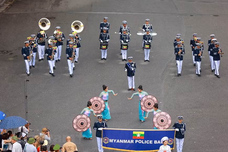 La actuación con bailes tradicionales de la policía de Myanmar cautivó al público capitalino. El evento, que contó con la participación de siete países, incluidos Vietnam, Japón, China, Brunei, Laos, Filipinas y Myanmar, contribuye a impulsar aún más las tareas de divulgación sobre las fuerzas de la Policía Popular del país indochino. Establecida el 8 de agosto de 1967 con cinco miembros, la ASEAN se convirtió gradualmente en una organización de cooperación integral y estrecha. La entidad pasó a denominarse oficialmente Comunidad de ASEAN a partir del 31 de diciembre de 2015. En la actualidad está integrada por 10 países de la región del sudeste asiático: Myanmar, Brunéi, Camboya, Filipinas, Indonesia, Laos, Malasia, Singapur, Tailandia y Vietnam. (Foto: Vietnam+)
