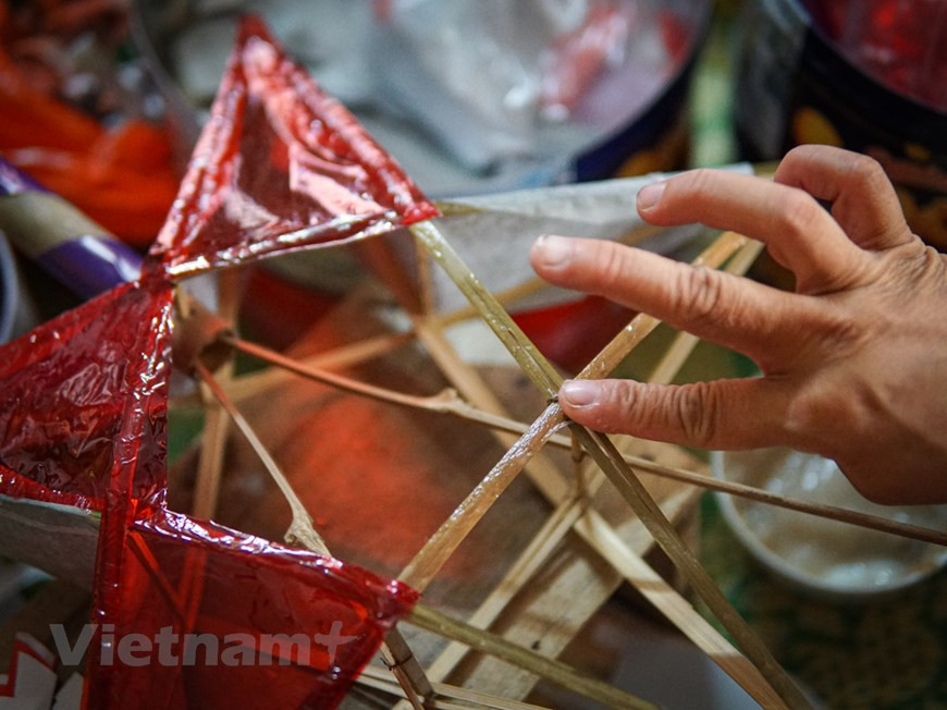 Las linternas tradicionales del Festival del Medio Otoño, fabricadas a mano en esta aldea vietnamita, están hechas de materiales simples como bambú y papel satinado, muy distinta a la factura de los juguetes importados. Según Nguyen Thi Tuyet, perfeccionar un juguete tradicional requiere varias etapas. Cada producto elaborado se considera un fruto del entusiasmo de los trabajadores calificados. Solo existe una temporada al año, las ganancias obtenidas por ese trabajo no son muchas, pero tal vez lo compensa el amor dedicado a los niños pues tal pasión ha ayudado a esas personas a mantener la profesión durante los últimos 40 años y más. (Foto: Vietnam+)