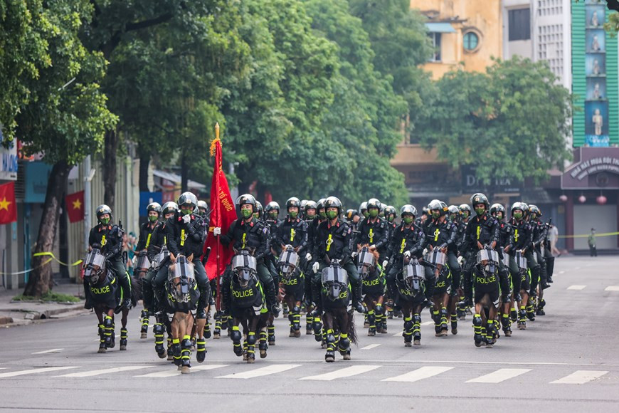 El evento constituyó la primera vez que la policía de caballería armada desfila por la calle peatonal del lago Hoan Kiem (Espada Restituida) de la capital vietnamita de Hanoi. La cita se espera que contribuya a presentar y promover la imagen del país hermoso y el pueblo amistoso y hospitalario de Vietnam ante la comunidad internacional y, al mismo tiempo, fomentar la cooperación entre la policía vietnamita con las fuerzas de otras naciones. El acontecimiento forma parte de una serie de actividades culturales y políticas en saludo al 60 aniversario del Día tradicional de la Policía Popular de la nación indochina (20 de julio). (Foto: Vietnam+)