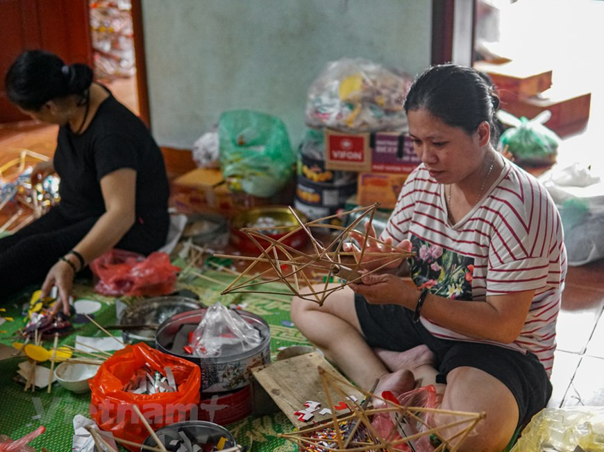 Caracterizado por ser una suerte de fiesta familiar, el Festival del Medio Otoño deviene un evento anual importante en varios países de Asia, tales como China, Vietnam, Corea del Sur y Japón. En China, llegó a reconocerse esta celebración como Patrimonio Cultural Inmaterial en 2006, mientras en Vietnam, se considera el segundo festival más importante en todo el año, después del Tet (Año Nuevo Lunar). En los últimos años, tanto los vietnamitas como los turistas extranjeros prefieren los productos tradicionales, debido a su diversidad. Especialmente, los juguetes fabricados con cartón y pegamento no son tóxicos y resultan amigables con el medio ambiente. (Foto: Vietnam+)