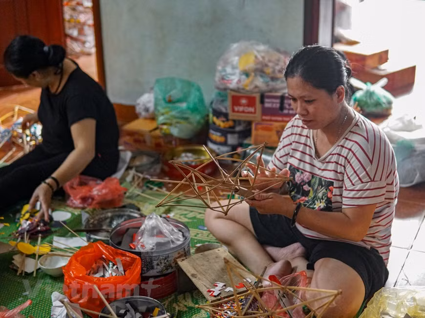 Caracterizado por ser una suerte de fiesta familiar, el Festival del Medio Otoño deviene un evento anual importante en varios países de Asia, tales como China, Vietnam, Corea del Sur y Japón. En China, llegó a reconocerse esta celebración como Patrimonio Cultural Inmaterial en 2006, mientras en Vietnam, se considera el segundo festival más importante en todo el año, después del Tet (Año Nuevo Lunar). En los últimos años, tanto los vietnamitas como los turistas extranjeros prefieren los productos tradicionales, debido a su diversidad. Especialmente, los juguetes fabricados con cartón y pegamento no son tóxicos y resultan amigables con el medio ambiente. (Foto: Vietnam+)