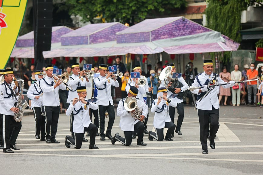 Actuaciones y vistosos desfiles de las fuerzas policiacas de los países participantes colmaron la primera parte del Festival de Música de Policía de ASEAN+ 2022. Mientras en la segunda, se celebró un concierto al aire libre en el área del Monumento del Rey Ly Thai To, junto al lago Hoan Kiem (Espada Restituida), considerado el corazón de esta ciudad capital. La cita aportó a un mayor impulso de las tareas de divulgación sobre las fuerzas de la Policía Popular del país indochino. Se espera que la Gala se convierta en un canal de cooperación de las fuerzas policiacas en la ASEAN y sus socios. (Foto: Vietnam+)