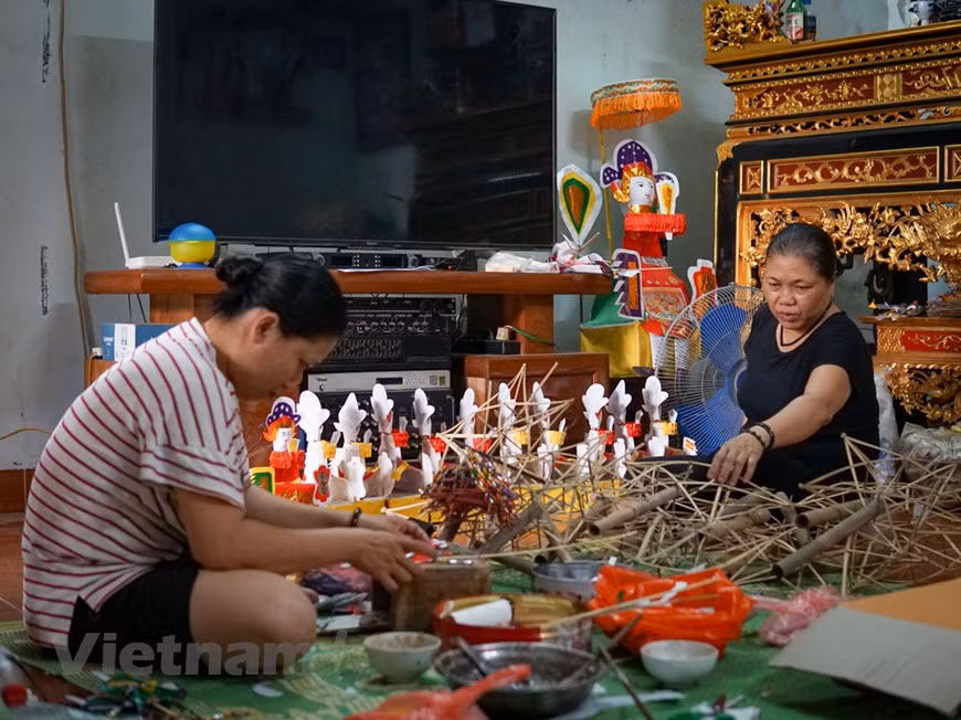 La artesana Nguyen Thi Tuyen forma parte de la tercera generación que continúa con el negocio familiar. Hasta el momento, ella también lleva más de 40 años trabajando con las linternas tradicionales de estrellas. “Deseo que las tradicionales linternas de estrellas existan siempre en la memoria de los niños, quienes mantendrán estas bellezas folclóricas para siempre”, compartió Tuyen. La Fiesta del Medio Otoño o Festival de la Luna llena es una actividad tradicional de numerosas culturas orientales dedicada a la infancia, que se celebra anualmente el día 15 del octavo mes del calendario lunar. Esta es una ocasión que siempre se llena de risas de grandes y pequeños en las reuniones familiares. (Foto: Vietnam+)