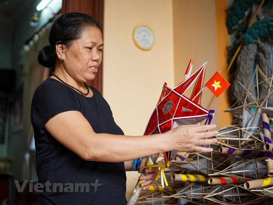 A unos 15 kilómetros del centro de la capital de Hanoi, aparece la aldea de Hau Ai (comuna de Van Canh, distrito de Hoai Duc). Allí, cada Festival del Medio Otoño, todas las personas mencionan a Nguyen Thi Tuyen, quien “enciende" diferentes tipos de farolillos tradicionales, utilizados en la festividad desde principios del siglo XX. Con muchos altibajos, la familia de Tuyen exhibe uno de los pocos hogares que aún conserva la profesión de hacer faroles en la capital. La linterna tradicional de Vietnam es el juguete favorito en el Festival del Medio Otoño, gracias a su color brillante y su elaboración con materiales seguros para los niños. (Foto: Vietnam+)
