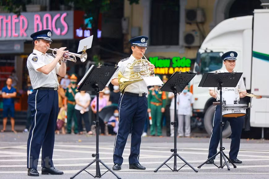 Los numerosos asistentes al festival no solo disfrutaron de las composiciones musicales vietnamitas, sino también de las obras de otros países, interpretadas por artistas y policías de diferentes naciones. Esta es la actuación del grupo musical proveniente de Japón, que capta la atención de los espectadores capitalinos. El Festival de Música Policial Asean+ es un evento anual tendiente a aumentar los intercambios culturales y musicales, el entendimiento mutuo y las tradiciones de la Policía Popular de Vietnam y sus similares de los países de ASEAN y naciones invitadas. También muestra el espíritu de solidaridad, cooperación e intercambio entre el contingente en cuestión y el pueblo de los Estados participantes. (Foto: Vietnam+)