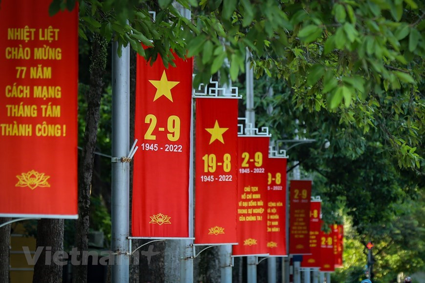 Calles como Hoang Dieu, Hung Vuong y Dien Bien Phu que conducen a la histórica plaza Ba Dinh, donde el Presidente Ho Chi Minh leyó la Declaración de Independencia el 2 de septiembre de 1945, están llenas del rojo brillante de la bandera nacional, pancartas, carteles y letreros. (Foto: Vietnam+/VNA)