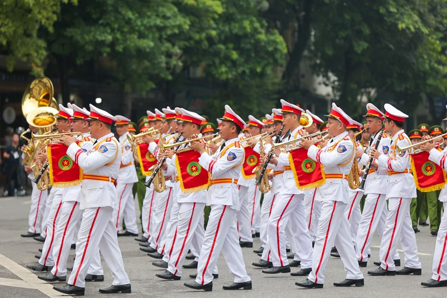 Dos grupos musicales con 238 músicos y artistas representan a las fuerzas de Vietnam, de los cuales 127 personas pertenecen a la banda del Ministerio de Seguridad Pública y 110 a la del Ministerio de Defensa. El grupo musical de la Fuerza de Seguridad Pública Popular vietnamita interpreta las melodías tradicionales, caracterizadas por ser a la vez heroicas y alegres. La selección de actuaciones de desfiles en la calle peatonal y conciertos al aire libre frente al monumento de Ly Thai To muestra la buena preparación de los organizadores. El lugar de actuación tiene un significado tanto histórico como cultural, que resulta muy favorable para los conciertos de trompeta, especialmente para las grandes orquestas de ese instrumento. (Foto: Vietnam+)