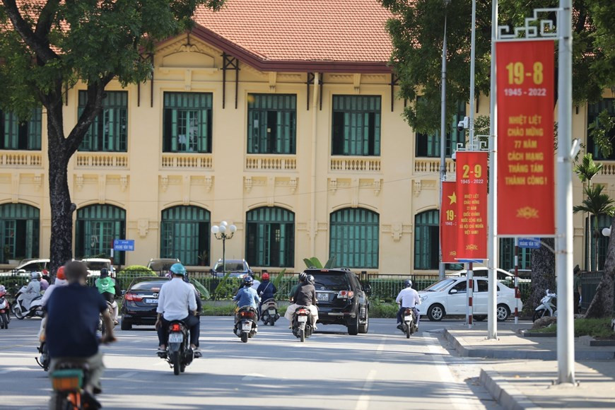 Las calles de Hanoi se han vuelto más coloridas de lo habitual para celebrar el 77 aniversario del Día Nacional (2 de septiembre) y la Revolución de Agosto (19 de agosto). (Foto: VNA)