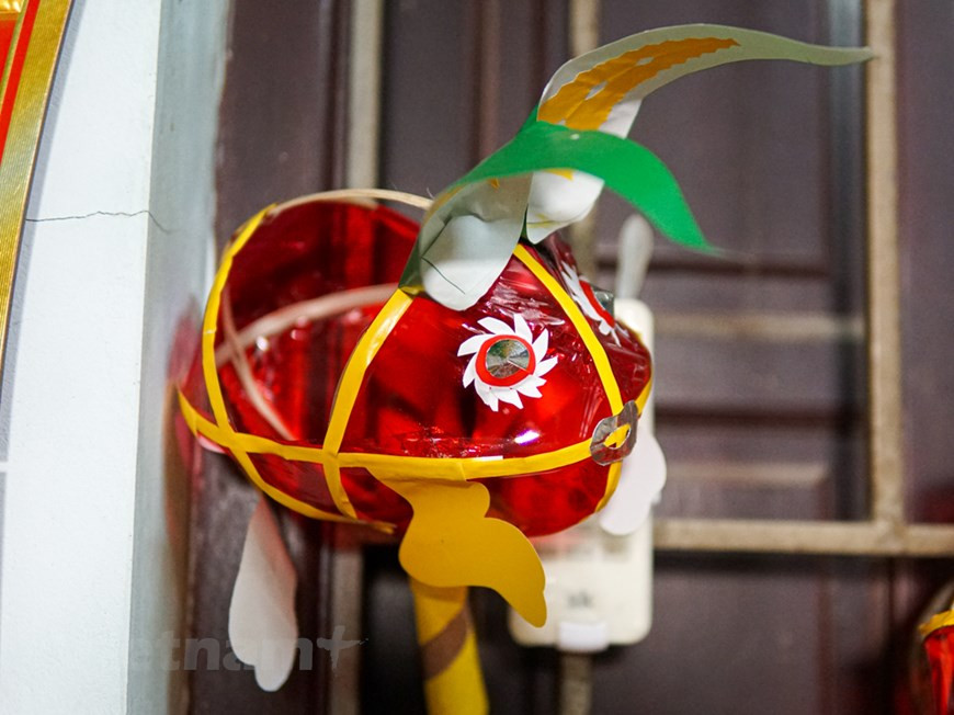 Comparado con la época de hace dos o tres años, los juguetes tradicionales de la fiesta del Medio Otoño estaban casi en peligro de desaparecer, ahora se han ido recuperando, cada vez más. Muchos juguetes, tales como cabezas de león hechas de papel, máscaras con rostros de animales o personajes de animados y linternas de diversas formas y colores, que estaban casi olvidados, ahora reaparecen en todas las tiendas. Los artículos artesanales tradicionales parecen dominar el mercado este año. Muchos consumidores tienden a comprar los artículos seguros y elaborados domésticamente para sus hijos. Estos juguetes son artículos indispensables para los niños en cada Festival del Medio Otoño, porque los ayuda a disfrutar de una fiesta feliz. (Foto: Vietnam +)