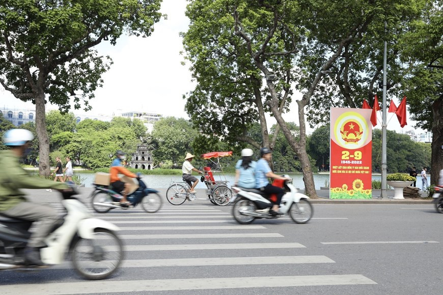 Un gran cartel que celebra el Día Nacional se coloca en la calle Dinh Tien Hoang, junto al lago Hoan Kiem (Espalda Restituida), en el corazón de Hanoi. (Foto: VNA)