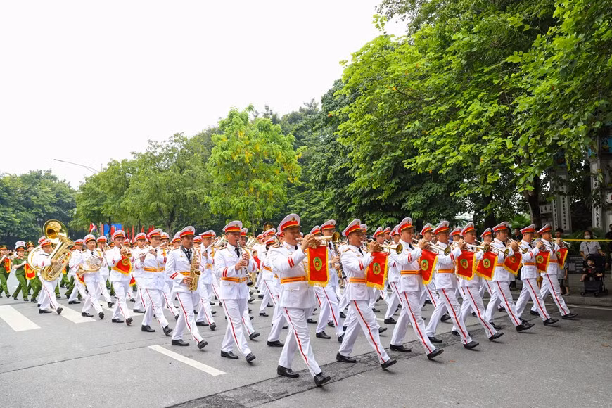 De acuerdo con lo programado, el desfile se llevó a cabo alrededor del lago Hoan Kiem (Espada Restituida) con la participación de ocho grupos musicales, incluidas seis delegaciones con 200 músicos y artistas de China, Japón, Filipinas, Laos, Myanmar y Brunei. Esta fue la primera vez que el público capitalino tuvo la oportunidad de presenciar la actuación conjunta de cientos de artistas y soldados de diferentes países. El programa persigue como objetivo fortalecer los intercambios culturales y musicales, mejorar la comprensión mutua sobre la identidad nacional, el país y la gente, el proceso de desarrollo de la Policía Popular de Vietnam, en particular, y de las fuerzas policiales de los países miembros de la ASEAN y sus socios en general. (Foto: Vietnam+)
