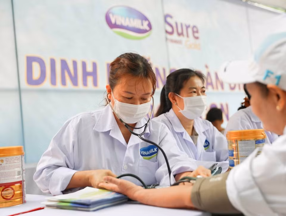 Médicos del Centro de Nutrición Vinamilk aconsejan sobre una alimentación adecuada para ayudar a los ancianos a prevenir enfermedades como la diabetes y mostrarles formas de mantener un cuerpo sano. (Foto: VNA)