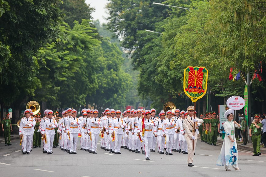 A propósito del 60 aniversario del Día tradicional de la Policía Popular de Vietnam (el 20 de julio), el Festival de Música de Policía de ASEAN+ 2022 se inauguró el día 9 de julio en el área céntrica del lago Hoan Kiem, de Hanoi. El evento de dos días cuenta con la participación de países de la Asociación de Naciones del Sudeste Asiático (ASEAN), además de sus socios, a saber, Japón y China. Las galas de la cita apuntaron a mejorar la comprensión sobre la identidad nacional y el proceso de desarrollo de la Policía Popular de Vietnam, en particular, y agilizar los intercambios culturales y musicales entre las fuerzas policiales de territorios miembros de la ASEAN y sus socios, en general. (Foto: Vietnam+)