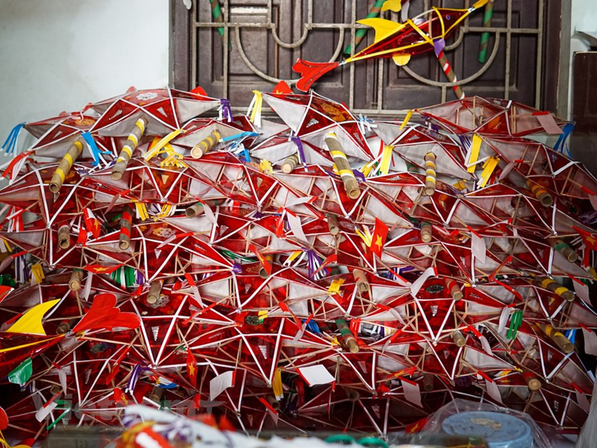 Para cada Festival del Medio Otoño, la familia de Nguyen Thi Tuyen fabrica entre 500 y 700 linternas tradicionales de diversos diseños y estilos llamativos, como en forma de estrellas, lámparas de carpa y conejos. El tiempo para completar una obra resulta bastante largo, pero cada producto terminado se vende por cerca de dos dólares estadounidenses. "Desde hacer marcos, cortar papeles, pegar decoraciones, todas las etapas son hechas a mano. De los cuales el encuadre es el más elaborado", dijo Nguyen Thi Tuyet. Desde el primer mes lunar de cada año, los aldeanos locales preparan materiales para hacer faroles. Cada juguete folclórico conlleva una historia educativa ligada con una determinada alusión literaria, esperamos que mediante ellos la infancia pueda percibir la cultura tradicional del pueblo. (Foto: Vietnam+)