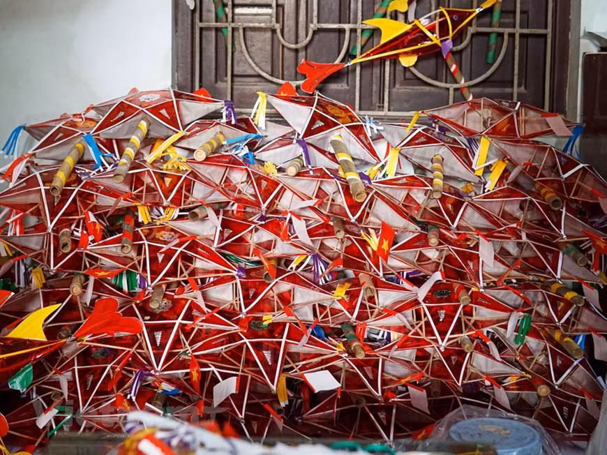 Para cada Festival del Medio Otoño, la familia de Nguyen Thi Tuyen fabrica entre 500 y 700 linternas tradicionales de diversos diseños y estilos llamativos, como en forma de estrellas, lámparas de carpa y conejos. El tiempo para completar una obra resulta bastante largo, pero cada producto terminado se vende por cerca de dos dólares estadounidenses. "Desde hacer marcos, cortar papeles, pegar decoraciones, todas las etapas son hechas a mano. De los cuales el encuadre es el más elaborado", dijo Nguyen Thi Tuyet. Desde el primer mes lunar de cada año, los aldeanos locales preparan materiales para hacer faroles. Cada juguete folclórico conlleva una historia educativa ligada con una determinada alusión literaria, esperamos que mediante ellos la infancia pueda percibir la cultura tradicional del pueblo. (Foto: Vietnam+)