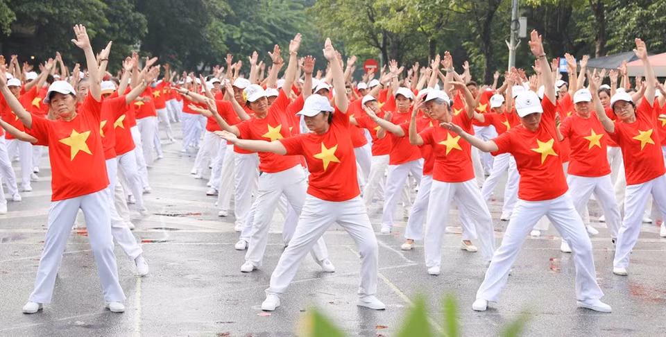 Más de dos mil miembros de la Asociación de Salud al Aire Libre para Personas de Mediana Edad y Ancianos de Hanoi participan en un programa masivo de ejercicio físico al aire libre, que se lleva a cabo en respuesta al Día de Vietnam para las Personas Mayores (1 de octubre) y el Mes de los Ancianos Vietnamitas. (Foto: VNA)