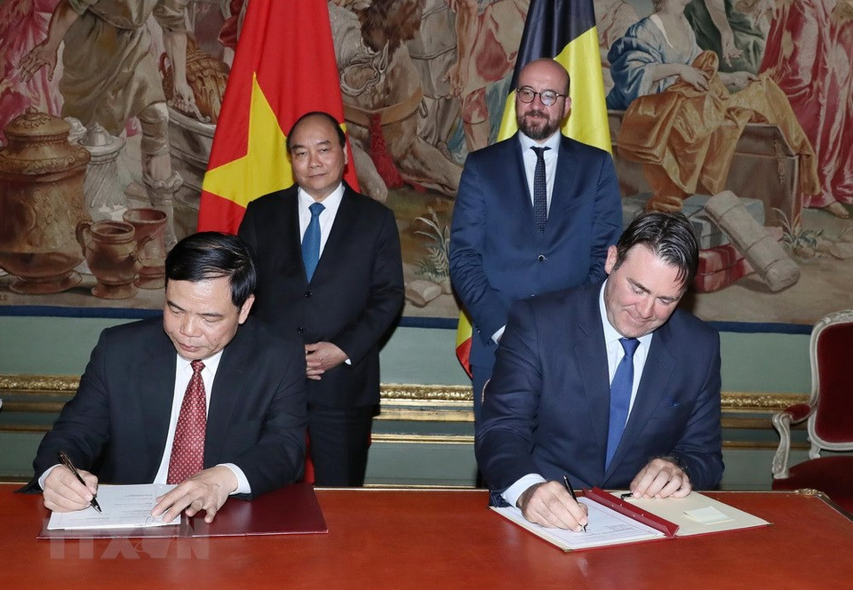 Los primeros ministros de Vietnam, Nguyen Xuan Phuc, y de Bélgica, Charles Michel, asistieron a la ceremonia de firma del Acuerdo de Asociación Estratégica entre los dos gobiernos en el campo de la agricultura. (Fuente: VNA)