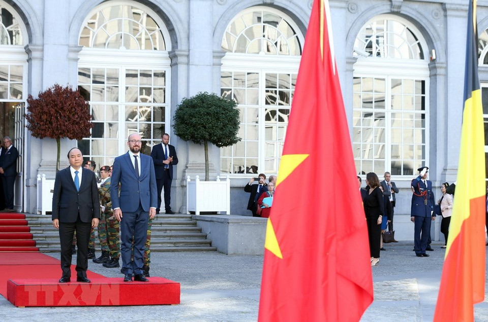 Los primeros ministros de Bélgica, Charles Michel, y de Vietnam, Nguyen Xuan Phuc, en la ceremonia de bienvenida. (Fuente: VNA) 