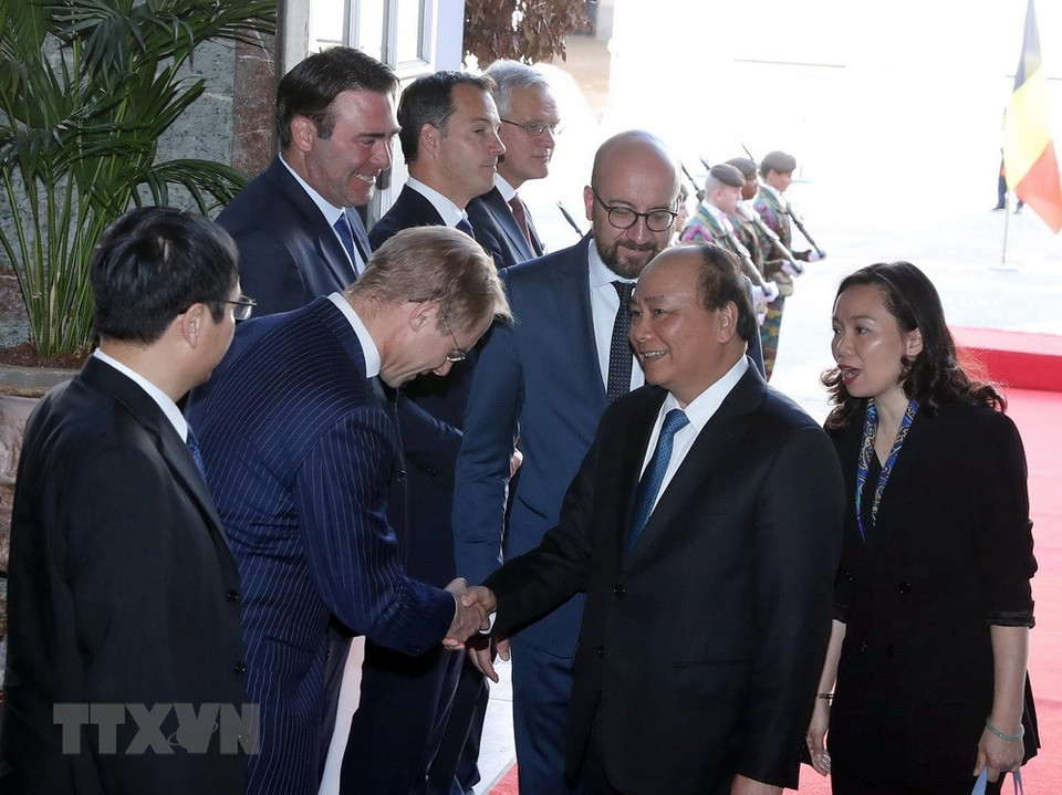El primer ministro Nguyen Xuan Phuc y los funcionarios belgas en la ceremonia de bienvenida (Fuente: VNA)