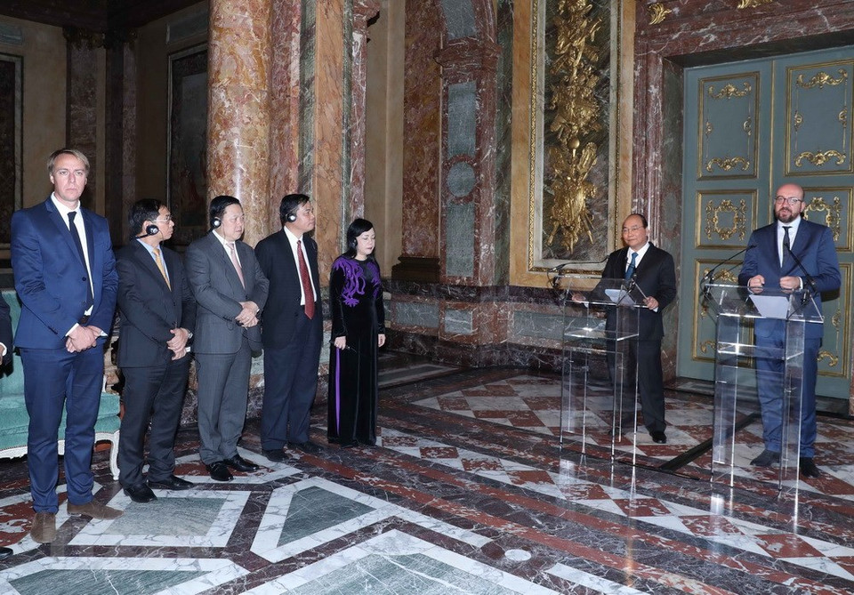 Los primeros ministros de Vietnam, Nguyen Xuan Phuc, y de Bélgica, Charles Michel, se reunieron con la prensa después de las conversaciones. (Fuente: VNA)