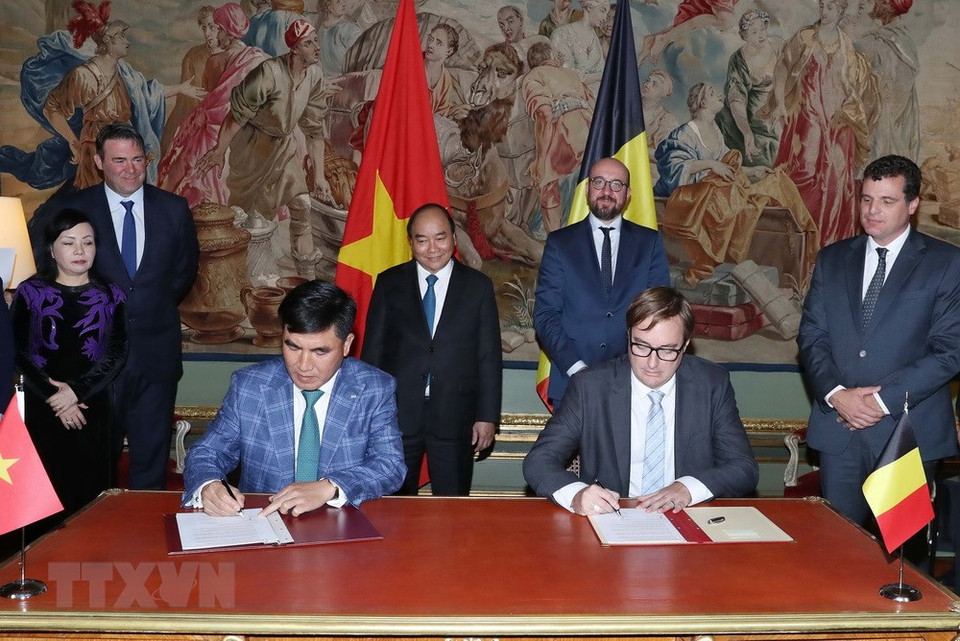 Los primeros ministros de Vietnam, Nguyen Xuan Phuc, y de Bélgica, Charles Michel, presenciaron la firma de documentos de cooperación entre los dos países. (Fuente: VNA)