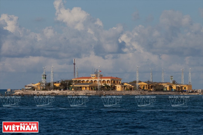 La belleza pacífica de la isla de Truong Sa Dong en la tarde.
