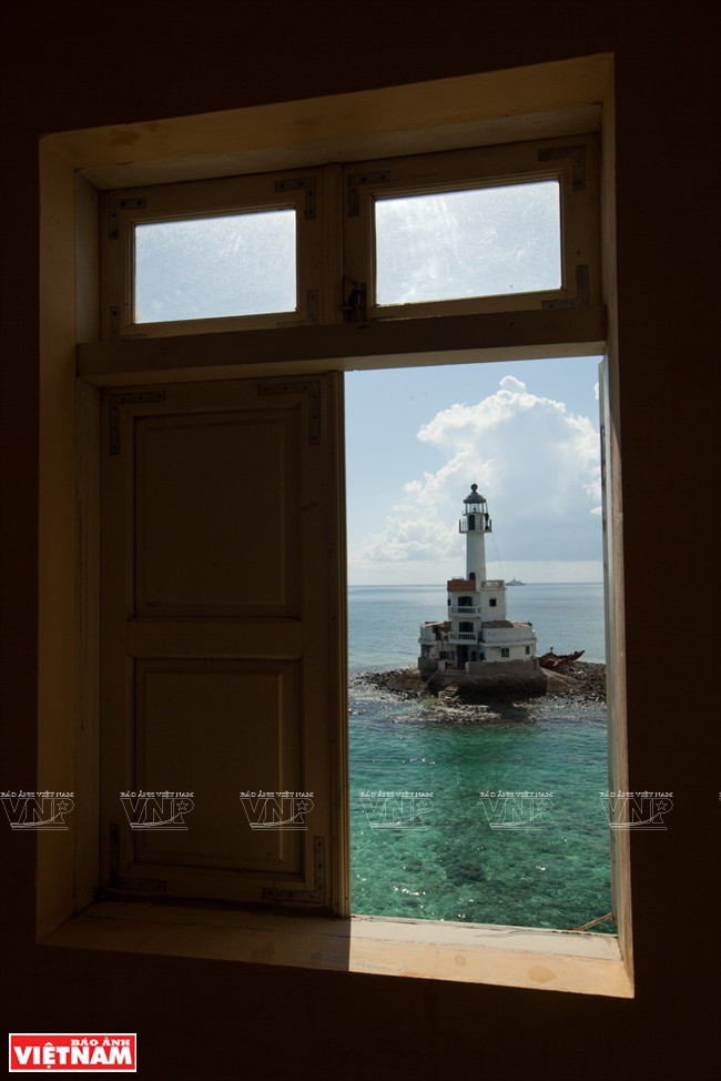 El faro de la isla de Tay B a través de una ventana.