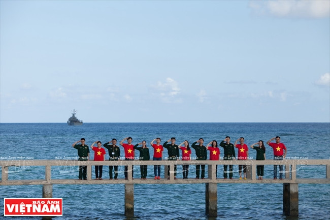 En cada parada, recibimos la bienvenida calurosa de los residentes y soldados del distrito insular de Truong Sa. 