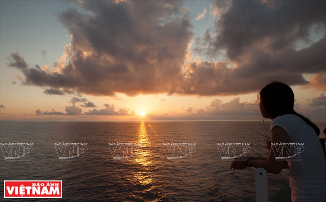 Contemplando la belleza del amanecer en el Mar del Este desde el barco KN 490.