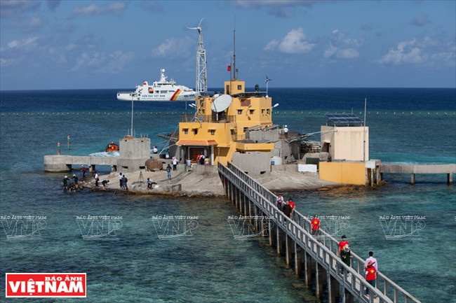 La delegación de vietnamitas residentes en 22 países y territorios visitan la isla de Da Lon B.