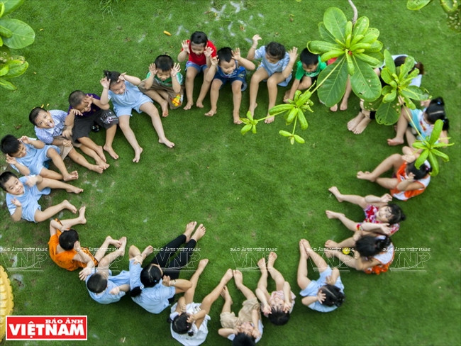  Los niños juegan en espacio al aire libre. 
