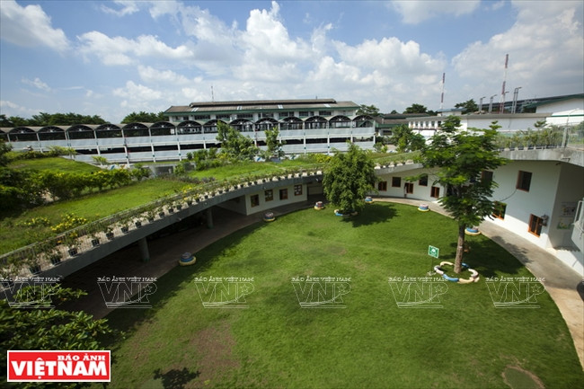 Todas las aulas y salas de operación están debajo del techo curvado. 