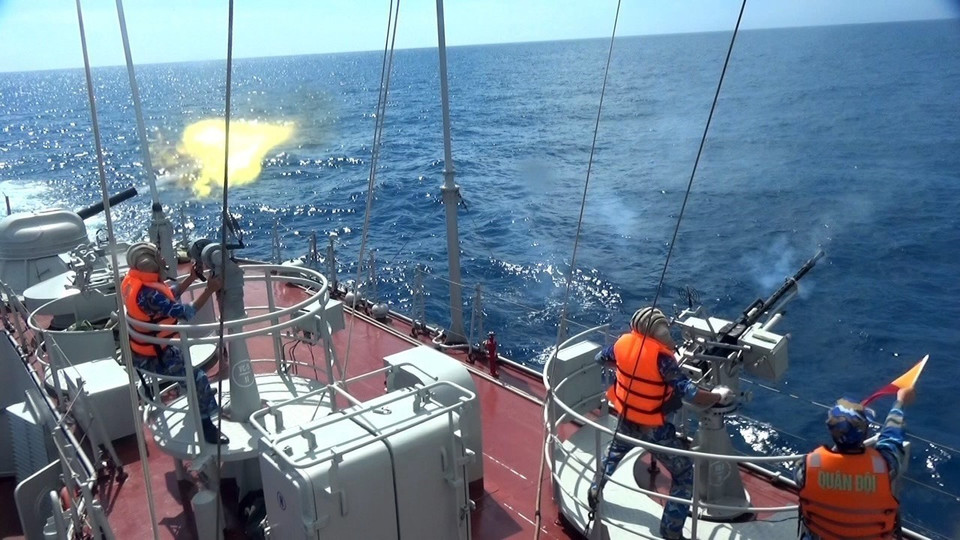 Entrenamiento para disparar balas reales en el mar. (Fuente: VNA)