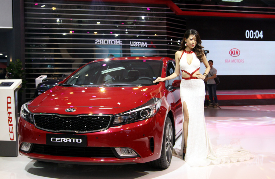 Se exhiben también accesorios y piezas de repuesto de las firmas de la industria auxiliar. (Foto: VNA)