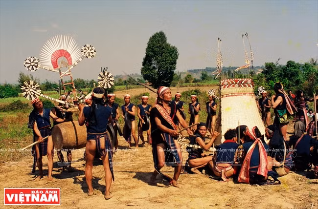 La actuación de los gongs en la ceremonia de abandono de la tumba de la etnia Gia Rai en Tay Nguyen.