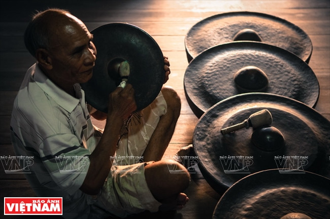 El patriarca Y Tong Drang, distrito Lak, provincia de Dak Lak, prueba el sonido de los gongs.