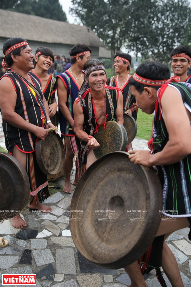 Los artistas folklóricos de Tay Nguyen juegan los gongs en el Fesvival cultural de los pueblos etnicos organizado en la Aldea de los pueblos étnicos de Vietnam, en Dong Mo, Son Tay, Hanoi.