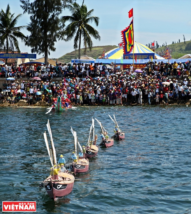 Durante “Le khao le the linh Hoang Sa”, miniaturas de barcos de pesca se liberan en el mar. (Fuente: VNA)