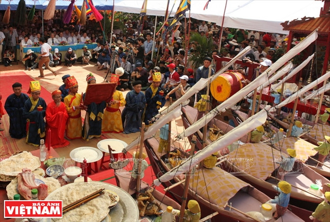 “Le khao le the linh Hoang Sa” (El ritual dedicado a los soldados de la flotilla de Hoang Sa) se celebra en el tercer mes lunar de cada año por los residentes de la isla de Ly Son. (Fuente: VNA)