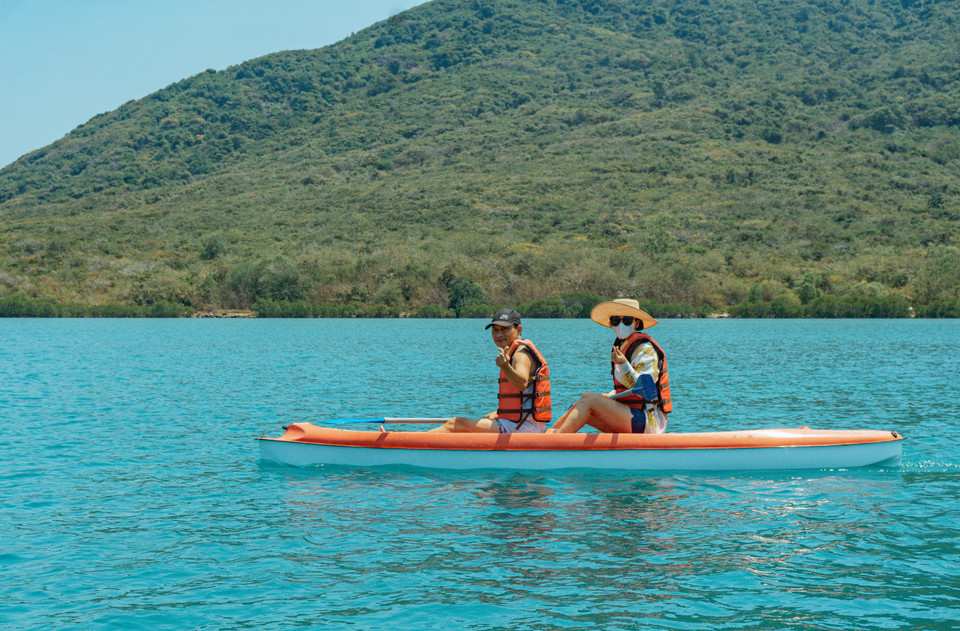 Turistas navegan en canoa por el manglar de Dam Bay, en la bahía de Nha Trang de la provincia survietnamita de Khanh Hoa (Fuente: VNA)