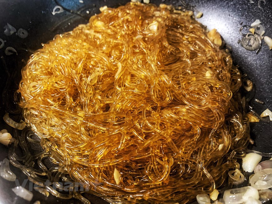 Con una forma sencilla de hacer fideos de cangrejo salteados, además de un poco de habilidad, tienes un atractivo plato de fideos de cangrejo salteado para entretener a todos. Los fines de semana, tener un plato de fragantes fideos de cangrejo salteados, cada hilo “dorado” mezclado con el color de vegetales llamativos definitivamente será el plato preferido para todos los miembros de la familia. La carne de cangrejo dulce y fresca es un plato de mariscos muy popular, desde la carne de cangrejo se puede procesar en muchos platos deliciosos, como cangrejo asado con tamarindo, cangrejo asado con sal y cangrejo al vapor con cerveza (Fuente: Vietnamplus)