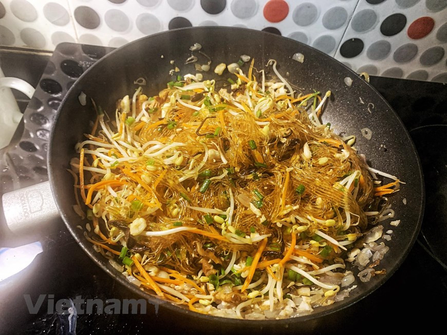 En el caluroso verano, los fideos y los fideos son platos populares. Puedes hacer un plato de fideos salteados de cangrejo para toda la familia los fines de semana, de procesamiento rápido, fácil de comer y delicioso, con solo este platillo tienes una pequeña fiesta con amigos y familiares. . Se requiere que el plato tenga colores armoniosos, los fideos duros y masticables, la carne de cangrejo firme. Los fideos de cangrejo salteados son adecuados para entretener a los invitados o en reuniones familiares y reuniones de amigos. Con fideos crujientes, no contiene demasiado almidón, por lo que comer mucho no tiene miedo de aburrirse o subir de peso, es apto tanto para adultos como para niños (Fuente: Vietnamplus)