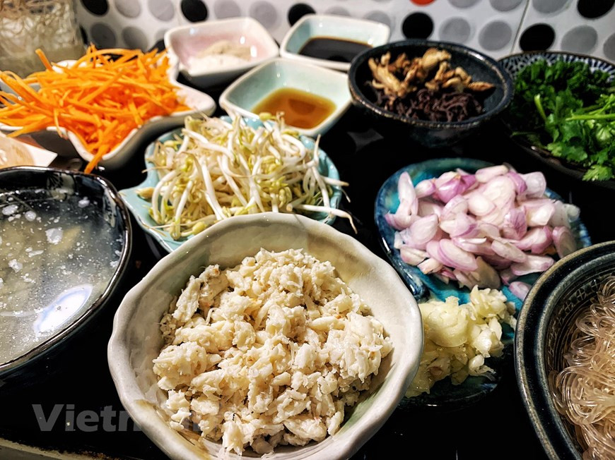 Pasos para hacer fideos fritos con cangrejos Paso 1: sofreír la carne de cangrejo con ajo no aromático. ½ ajo picado no aromático con 2 cucharaditas de aceite de cocina y un poco de chile en polvo, verter la carne de cangrejo y freír hasta que el cangrejo se torne color ladrillo, el cangrejo esté maduro, se saca un plato, se separa. Paso 2: Sofreír zanahoria, cebolla con cangrejo y fideos En la misma sartén, agrega un poco de aceite, fríe el ajo restante, agrega las zanahorias, el chile, el apio y la cebolla, sofríe, luego vierte la carne de cangrejo y los fideos en el sofrito, agrega 2 cucharadas de agua. Deja que los fideos florezcan y se ablanden. Sazone con ½ cucharadita de semillas de condimentos, ½ cucharadita de MSG, ½ cucharadita de pimienta al gusto. Coloque las cebolletas, revuelva suavemente y luego apague el fuego (Fuente: Vietnamplus)