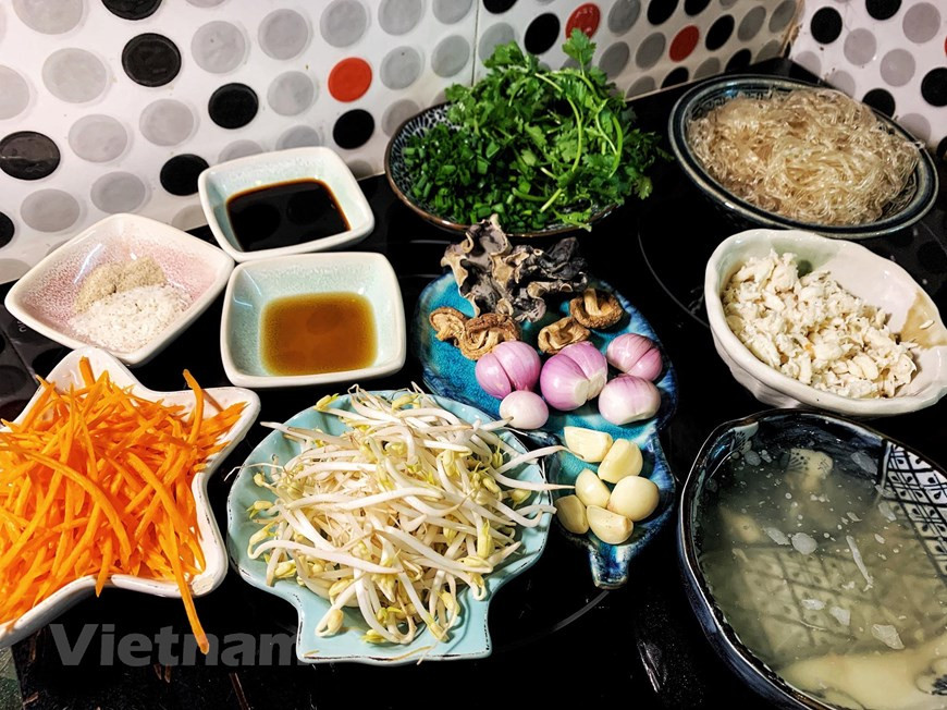 Procesamiento preliminar de los ingredientes cómo cocinar fideos de cangrejo salteados - Ajo pelado, picado. - Retirar la carne de cangrejo para marinar con especias - Lavar los cangrejos con agua, después los concinas a vapor y luego, se retira la carne. Luego, marina la carne de cangrejo con ½ cucharadita de semillas de condimento, ½ cucharadita de MSG, ½ cucharadita de salsa de pescado, 1 cucharadita de aceite de cocina, ¼ de cucharadita de pimienta durante unos 15 minutos. - Remojar fideos de judías verdes en agua tibia durante unos 10 minutos, luego enjuagar con agua fría, cortar en trozos y escurrir (Fuente: Vietnamplus)