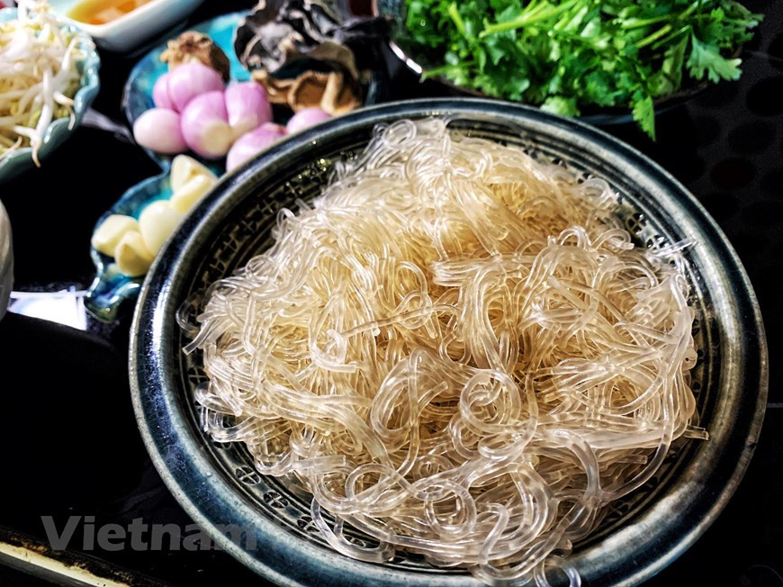 - Luego, pelar zanahorias limpias y cortarlas en rodajas. - Pelar cebollas y cortarlas (puedes remojar el cuchillo de cebolla en agua fría para que al cortar la cebolla no se te pique los ojos) - Apio lavado, cortado en trozos. - Lavar el chile, quitarle las semillas, cortar hilos largos (si no puede comer picante, puede reemplazarlo con pimientos morrones de Da Lat). - Cebolletas, cilantro: Recoger, lavar, cortar en trozos. Los pasos de preparación son muy importantes, pues deciden la calidad del plato. Este plato de fideos de cangrejo salteado no solo enriquece el menú diario, sino que también es muy adecuado para fiestas, reuniones de fin de semana (Fuente: Vietnamplus)