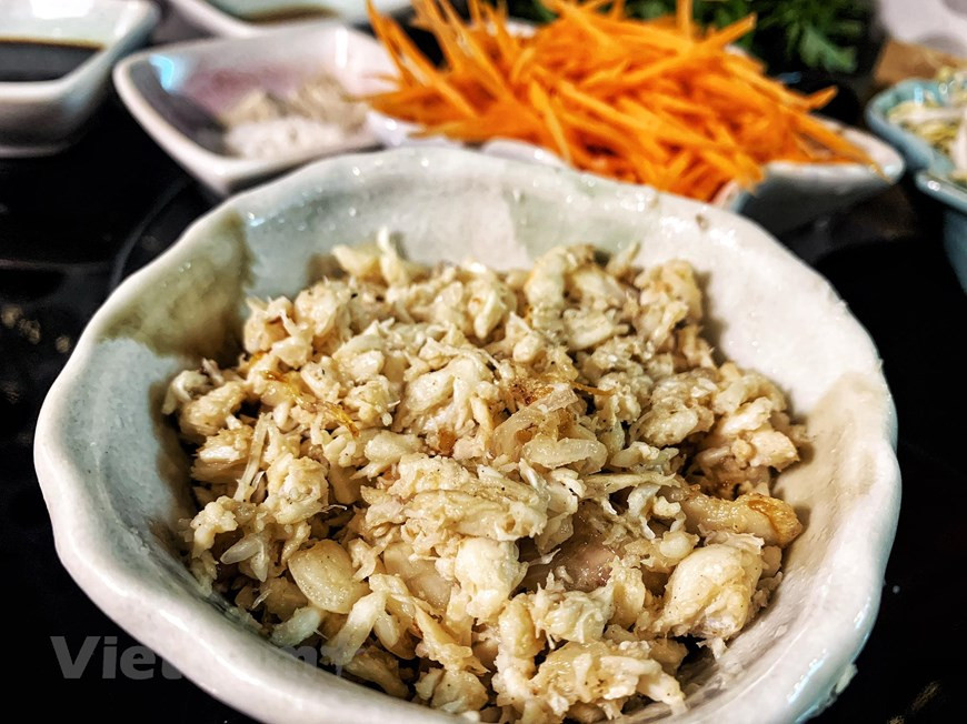 Se trata de un plato favorito de muchas personas porque son bajos en grasa, especialmente cuando se combinan con cangrejos de mar ricos en calcio con vegetales frescos y dulces que no se cansan de crear un plato muy atractivo. Con esta forma de hacer fideos de cangrejo salteados, los fideos no quedan secos, duros ni arrugados, pero la fruta es muy masticable y deliciosa. Se sabe que el cangrejo contiene muchos nutrientes y minerales necesarios para el cuerpo. La carne de cangrejo dulce y fresca es un plato de mariscos muy popular, desde la carne de cangrejo se puede procesar en muchos platos deliciosos, como cangrejo asado con tamarindo, cangrejo asado con sal y cangrejo al vapor con cerveza (Fuente: Vietnamplus)